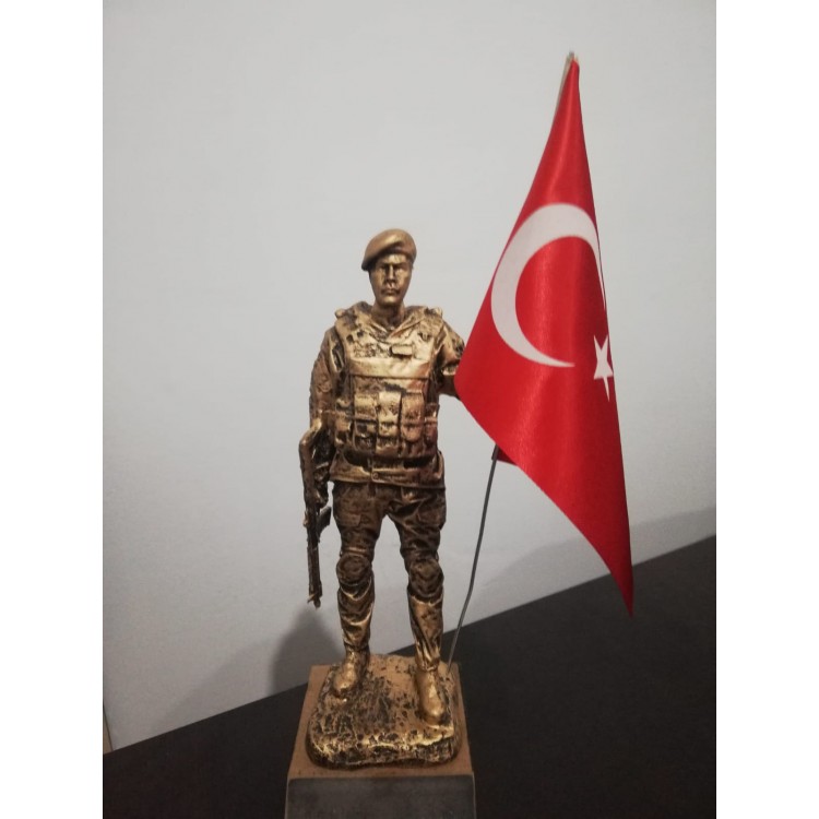 -Türk Bayraklı Komando Heykeli
