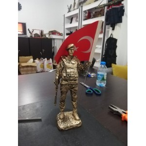 -Türk Bayraklı Komando Heykeli