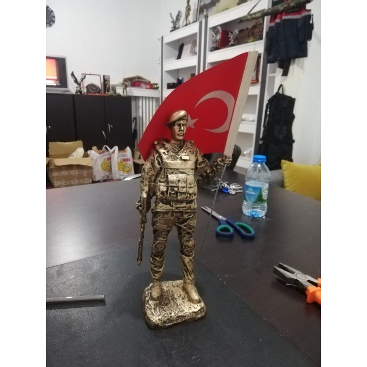 -Türk Bayraklı Komando Heykeli