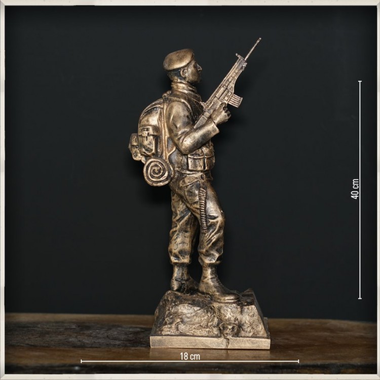 -Çantalı Komando Heykeli Büyük Boy