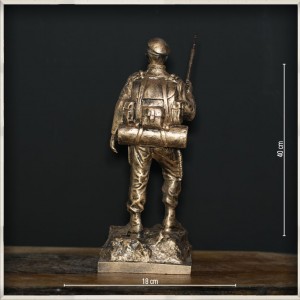 -Çantalı Komando Heykeli Büyük Boy