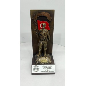 Kaideli ve Türk bayraklı Komando Heykeli