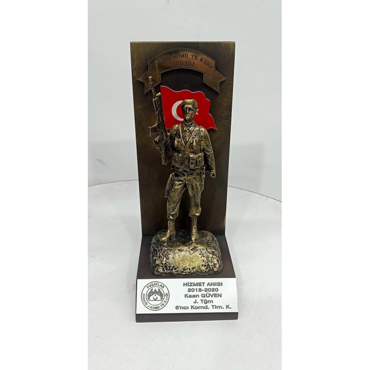 Kaideli ve Türk bayraklı Komando Heykeli