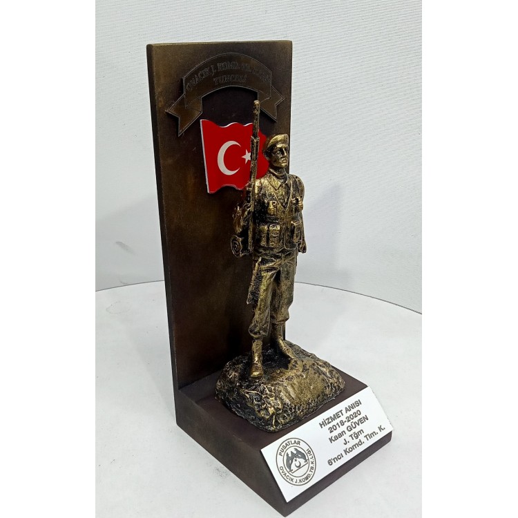 Kaideli ve Türk bayraklı Komando Heykeli