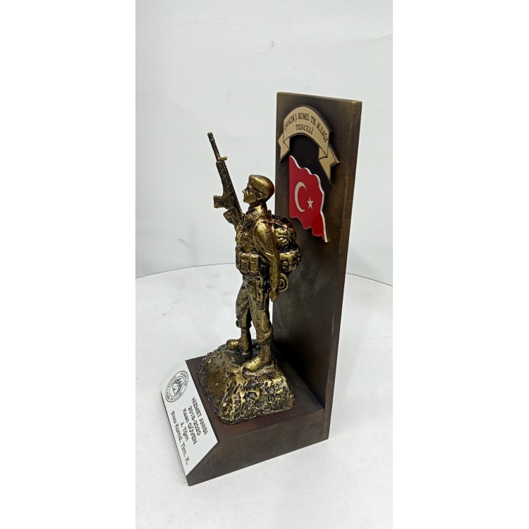 Kaideli ve Türk bayraklı Komando Heykeli