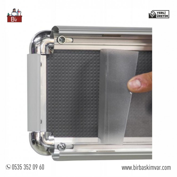 Okul Kapı İsimliği Alüminyum Çerçeve Rondo Açılır - Kapanır (10x30 Ebatında)